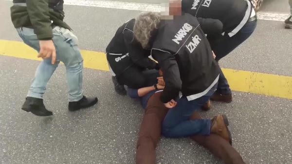 Hareketli anlar! Lüks araç otoyoldan çıkar çıkmaz... - Resim: 1