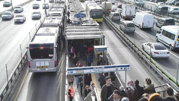 Metrobüs durağındaki asansörde mahsur kaldılar - Resim: 1
