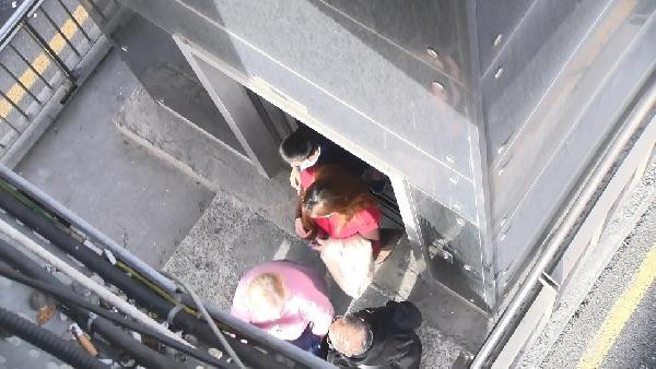 Metrobüs durağındaki asansörde mahsur kaldılar - Resim: 2