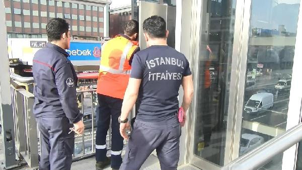 Metrobüs durağındaki asansörde mahsur kaldılar - Resim: 3