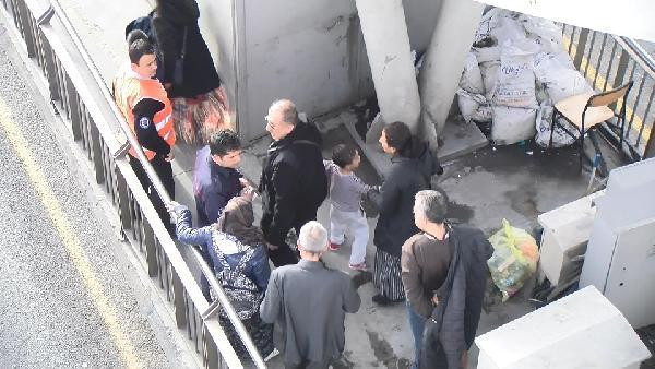 Metrobüs durağındaki asansörde mahsur kaldılar - Resim: 4