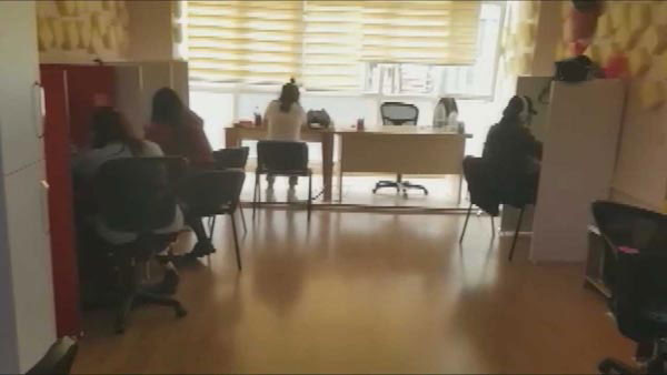 17 kadın bunu yaparken yakalandı! Polis baskınını bile farketmediler - Resim: 1