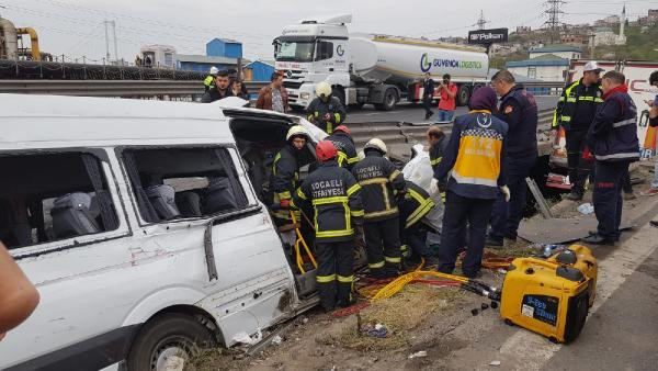 TEM'de feci kaza! Trafik durdu vali ve kaymakam eşleri yaralandı... - Resim: 1