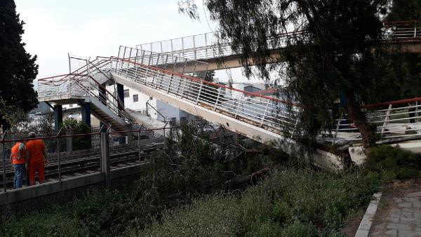 Vincin çarptığı üst geçit metro hattının üzerine çöktü! - Resim: 3