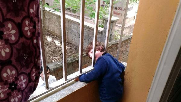 Korkuluklara kafası sıkışan çocuğu itfaiye kurtardı - Resim: 2