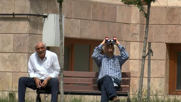 Yok artık! Ellerine dürbün alıp dakikalarca izlediler... - Resim: 3