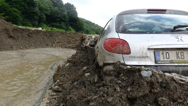 Dehşet gün ağarınca ortaya çıktı! Ortalık savaş alanını andırıyor - Resim: 1