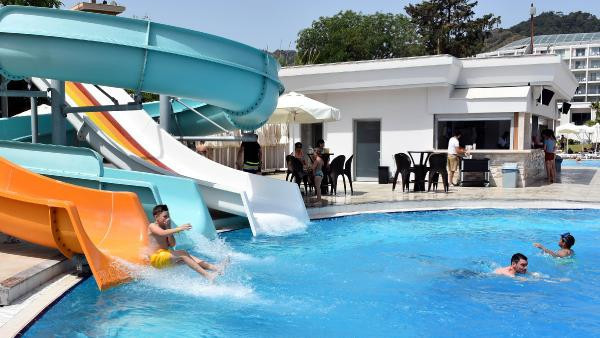 Ortalık yanıyor! İğne atsan yere düşmez - Resim: 1