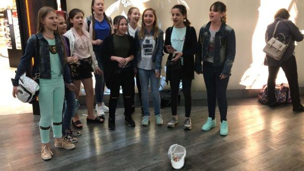 Öğrenciler paraları kalmayınca bakın ne yaptılar!.. - Resim: 2