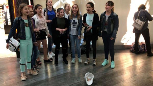 Öğrenciler paraları kalmayınca bakın ne yaptılar!.. - Resim: 4