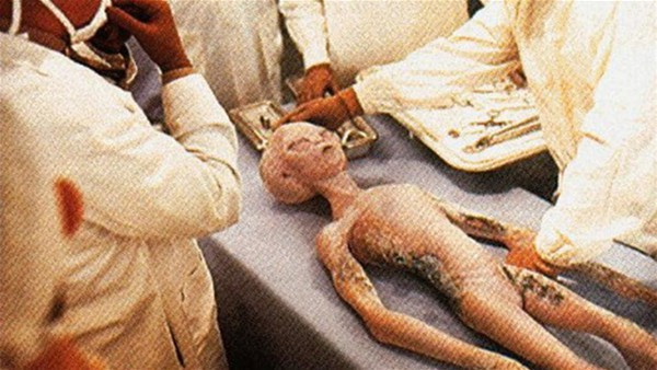 Tüm bunların hepsi gerçek mi kurmaca mı çırılçıplak orada yatıyor ama... - Resim: 1