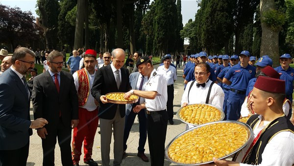 Baklava alayına turistlerden yoğun ilgi - Resim: 3