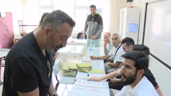 Cem Yılmaz oyunu kullandı kahkahalar havada uçuştu - Resim: 2