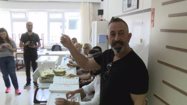 Cem Yılmaz oyunu kullandı kahkahalar havada uçuştu - Resim: 3