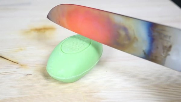 Bıçağı 1000 derece ısıtıp deney yaptılar - Resim: 2