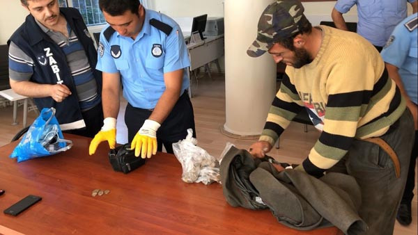 Gezgin dilencinin her yerinden para fışkırdı - Resim: 4