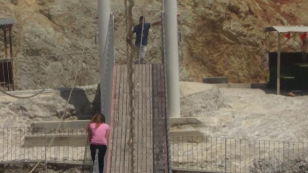 Tam o an: Köprüden atladı polis havada yakaladı! - Resim: 2