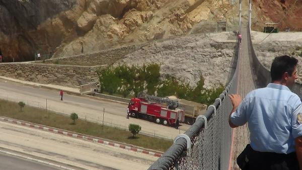 Tam o an: Köprüden atladı polis havada yakaladı! - Resim: 3