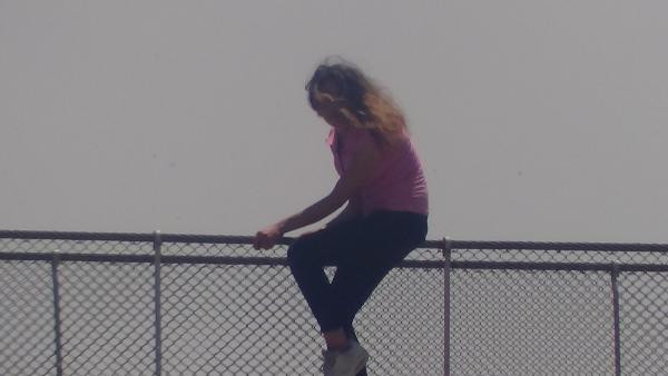 Tam o an: Köprüden atladı polis havada yakaladı! - Resim: 4