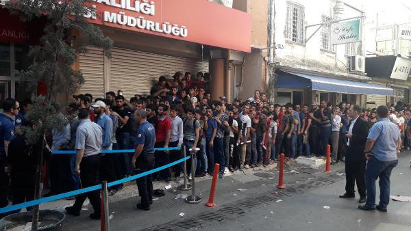 İzmir’de izdiham: Bebekler bile ezilme tehlikesi geçirdi! - Resim: 2