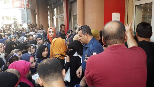 İzmir’de izdiham: Bebekler bile ezilme tehlikesi geçirdi! - Resim: 3