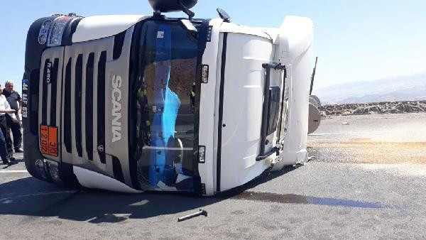 Tanker devrildi: 10 ton akaryakıt yola döküldü! - Resim: 1