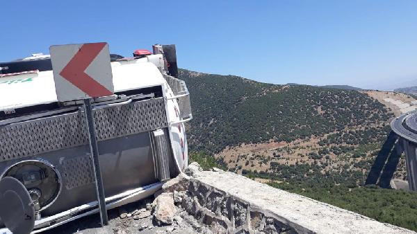 Tanker devrildi: 10 ton akaryakıt yola döküldü! - Resim: 3