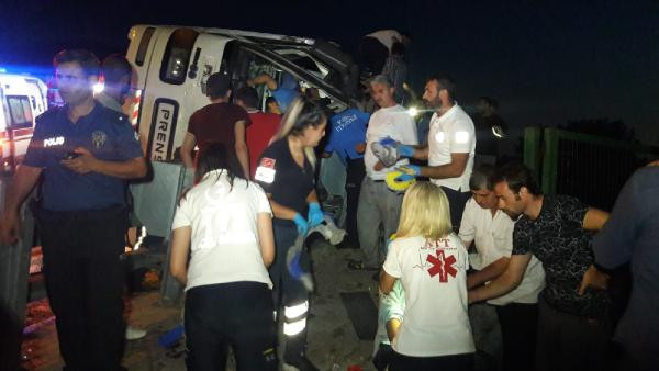 Yolcu otobüsü şarampole devrildi: Ölü ve yaralılar var! - Resim: 1