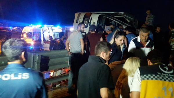 Yolcu otobüsü şarampole devrildi: Ölü ve yaralılar var! - Resim: 3