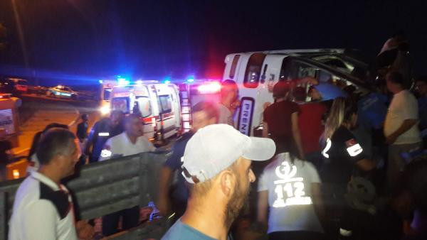 Yolcu otobüsü şarampole devrildi: Ölü ve yaralılar var! - Resim: 4