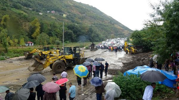 Trabzon’u sel ve heyelan vurdu; karayolu ulaşıma kapandı - Resim: 2