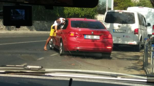 Sarıyer'de çok ilginç anlar! Kavga ettiği eşine kızan kadının yaptığına bak - Resim: 1