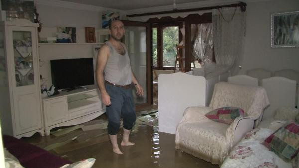 Beykoz'da su baskını! Eşini ve çocuğunu tavanı delerek kurtardı - Resim: 1