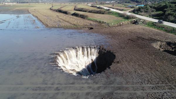 İzmir'de korkutan görüntü: Bir tane daha oluştu! - Resim: 3
