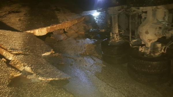 Hatay'da köprü çöktü: Kamyon devrildi! - Resim: 1