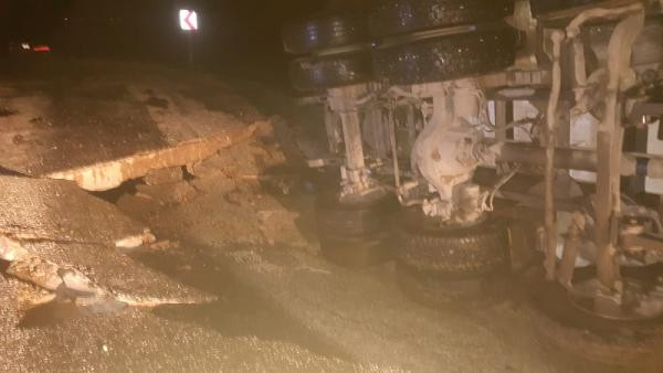 Hatay'da köprü çöktü: Kamyon devrildi! - Resim: 2