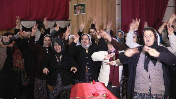 3 kadın PKK'lının cenazesi toprağa veriliyor - Resim: 3