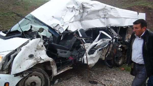 Yüksekova'da feci kaza: 3 ölü, 11 yaralı - Resim: 1