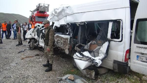 Yüksekova'da feci kaza: 3 ölü, 11 yaralı - Resim: 2