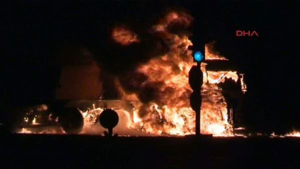 Antalya'da korkunç trafik kaza: 5 kişi yanarak öldü - Resim: 1