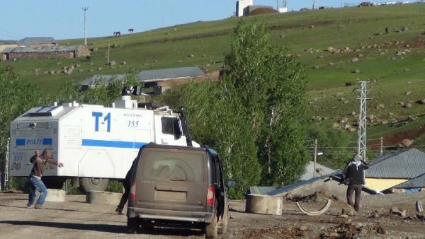 Yol kapatan PKK'lı göstericilere müdahale - Resim: 2