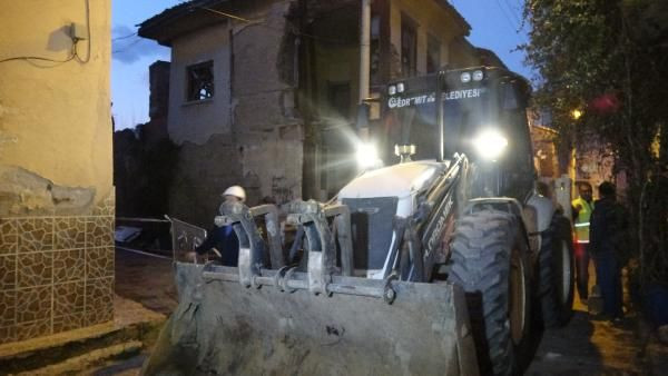 Edremit'teki riskli tarihi Rum evinin bitişiğindeki iki evde tahliye - Resim: 4