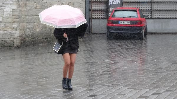 İstanbul'da rüzgar ve karla mücadele; şemsiyeler kırıldı - Resim: 2