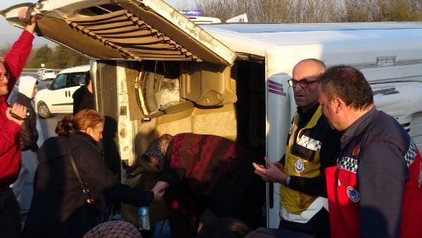 Düzce'de minibüs devrildi: 17 yaralı - Resim: 3