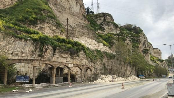 Birecik’te yağış nedeniyle dağdan kopan kaya parçaları yola savruldu - Resim: 1
