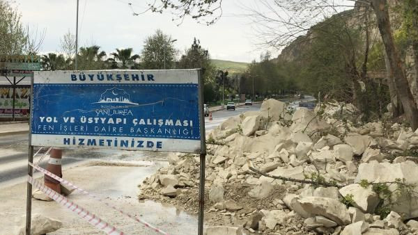 Birecik’te yağış nedeniyle dağdan kopan kaya parçaları yola savruldu - Resim: 4