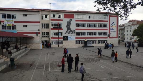 Denizli'de 8. sınıf öğrencisi ailesiyle okul basıp terör estirdi - Resim: 1