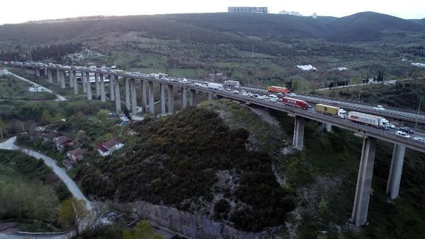 TEM'de 3 TIR çarpıştı: 10 kilometrelik araç kuyruğu oluştu! - Resim: 1