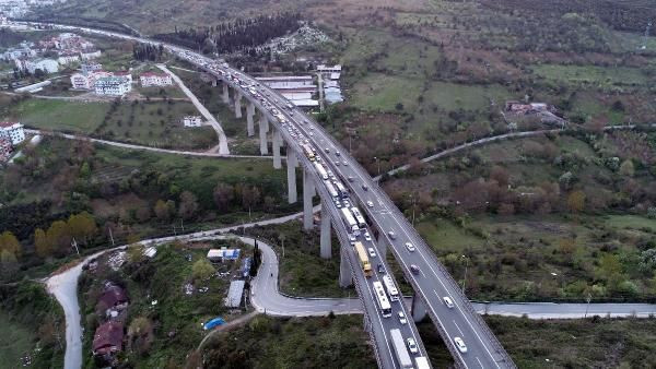 TEM'de 3 TIR çarpıştı: 10 kilometrelik araç kuyruğu oluştu! - Resim: 2