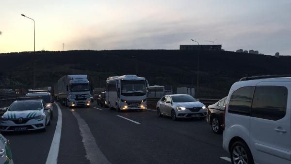 TEM'de 3 TIR çarpıştı: 10 kilometrelik araç kuyruğu oluştu! - Resim: 4